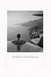 Zwart-wit poster van vrouw in infinity pool met uitzicht op zee en quote “Embrace relaxed luxury”