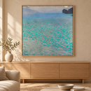 Gustav Klimt - Attersee - Zonder kader (1900) in een eiken lijst boven een kast in een warm beige interieur