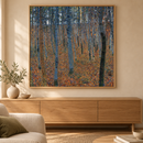 Gustav Klimt - Beech Grove || in een eiken lijst boven een kast in een warm beige interieur