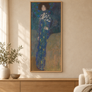 Gustav Klimt - Bildnis Emilie Flöge (1902) in een eiken lijst boven een kast in een warm beige interieur