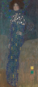 Gustav Klimt – Bildnis Emilie Flöge: Een vrouw in een lange blauwe jurk met decoratieve patronen tegen een donkere achtergrond.