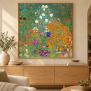 Gustav Klimt - Cottage Garden (1905-1907) in een eiken lijst boven een kast in een warm beige interieur