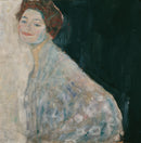 Gustav Klimt – Dame in Weiß: Een vrouw in lichte kleding, met zachte kleuren en een donkere groene achtergrond.