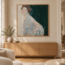 Gustav Klimt - Dame in Weiß (1917-1918) in een eiken lijst boven een kast in een warm beige interieur
