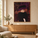 Gustav Klimt - Dame mit Hut und Federboa (1909) in een eiken lijst boven een kast in een warm beige interieur
