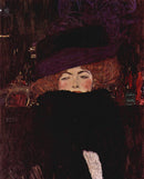 Gustav Klimt – Dame mit Hut und Federboa: Een vrouw met een donkere hoed en een zwarte boa, tegen een warmrode achtergrond.