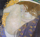 Gustav Klimt – Danae II: Een ineengedoken vrouw met rood haar, omringd door goudkleurige details en paarse patronen.