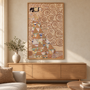 Gustav Klimt - Expectation (from Tree of Life) in een eiken lijst boven een kast in een warm beige interieur