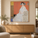 Gustav Klimt - Fritza Riedler (1906) in een eiken lijst boven een kast in een warm beige interieur