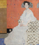 Gustav Klimt – Fritza Riedler: Een zittende vrouw in een witte jurk tegen een decoratieve achtergrond in rood, goud en zwart.