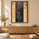 Gustav Klimt - Liebe (1895) in een eiken lijst boven een kast in een warm beige interieur