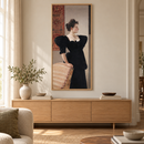 Gustav Klimt - Portrait of a lady (Marie Breunig) (1894) in een eiken lijst boven een kast in een warm beige interieur