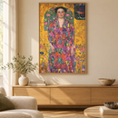 Gustav Klimt - Portrait of Eugenia Primavesi (1913) in een eiken lijst boven een kast in een warm beige interieur