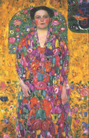 Gustav Klimt – Portrait of Eugenia Primavesi: Een vrouw in een kleurrijke jurk met bloemmotieven tegen een rijk versierde achtergrond.