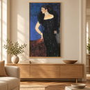 Gustav Klimt - Portrait of Rose von Rosthorn-Friedmann (1900-1901) in een eiken lijst boven een kast in een warm beige interieur