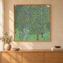 Gustav Klimt - Rosebushes under the Trees (circa 1905) in een eiken lijst boven een kast in een warm beige interieur