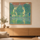 Gustav Klimt - Schloss Kammer am Attersee III (1909-1910) in een eiken lijst boven een kast in een warm beige interieur