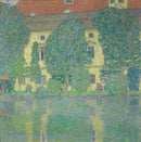 Gustav Klimt – Schloss Kammer am Attersee III: Een gebouw tussen groene bomen, met een weerspiegeling in het water.