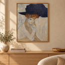 Gustav Klimt - The Black-Feathered Hat (1910) in een eiken lijst boven een kast in een warm beige interieur