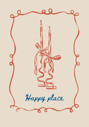 Happy Place – Rode Kandelaren – Twee rode kandelaren met lintstrikken, blauwe Happy place letters en een sierlijke rode rand op beige.