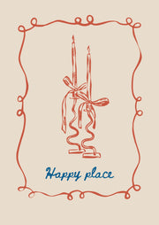 Happy Place – Rode Kandelaren – Twee rode kandelaren met lintstrikken, blauwe Happy place letters en een sierlijke rode rand op beige.