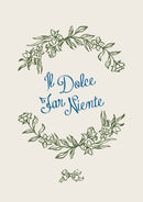 Il Dolce Far Niente – Groene Botanische Krans – Groene bloemtakken vormen een ronde krans rond blauwe Il Dolce Far Niente letters, met een kleine groene strik onderaan.