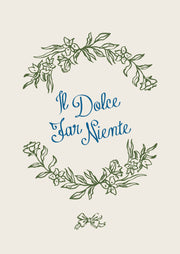 Il Dolce Far Niente – Groene Botanische Krans – Groene bloemtakken vormen een ronde krans rond blauwe Il Dolce Far Niente letters, met een kleine groene strik onderaan.