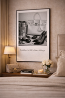 Luxe slaapkamer met zwart-wit poster “Indulge in life’s finer things” in warme elegante setting