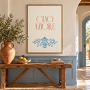 Ciao Amore – Blauw Ornament in een warme mediterrane hal met lichtblauwe lambrisering, houten console en terracotta vaas
