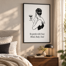 Be Gentle with Your Mind, Body, Soul – Vrouw met Coupeglas in een elegante slaapkamer met zachte linnen stoffen, zwarte dunne lijst boven een nachtkastje