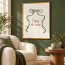 Enjoy the Now – Groene Lintstrik in een rustige leeshoek met roomwitte fauteuil, groene muur en houten bijzettafel