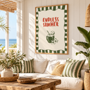 Endless Summer – Kokosnoot en Groene Strepen in een zonnige beach house woonkamer met witte houten wanden en gestreepte groene kussens