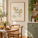 Got Plans with Myself – Groene Coupeglazen in een gezellige keukenhoek met saliegroene kastjes en een kleine ontbijttafel