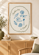 Another Day in Paradise – Surfer en Schelpen boven een houten dressoir in een licht interieur.