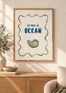 As Free as Ocean – Schelp en Golfrand boven een houten dressoir in een licht interieur met natuurlijke accessoires.
