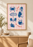 As Free as Ocean – Zomerse Strepen boven een houten dressoir in een licht interieur met natuurlijke accessoires.