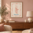 Happy Place – Rode Kandelaren in een warme woonkamer met zachtroze muur, lage walnoothouten kast en crème keramiek