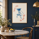 I Think I Like This Little Life – Hand met Blauw Glas in een stijlvolle eetkamer met donkerblauwe muur, messing details en een kleine ronde tafel