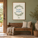 Il Dolce Far Niente – Groene Botanische Krans in een landelijke hal met zachtgroene wand, antieke houten bank en linnen kussen