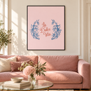 La Dolce Vita – Blauwe Bloemenlijnen op Roze in een lichte woonkamer met poederroze bank, crème wand en een glazen bijzettafel