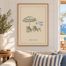 La Dolce Vita – Groene Strandstoelen en Parasol in een ontspannen strandhuis met witte houten wand, zandkleurige bank en gestreept blauw kussen