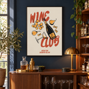 Wine Club – Wijnfles en Gele Vruchten in een sfeervolle barhoek met donkerblauwe muur, houten drankenkast en messing verlichting