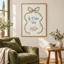 La Dolce Vita – Olijfgroene Lintstrik in een rustige leeshoek met olijfgroene fauteuil, kalkwitte wand en houten bijzettafel