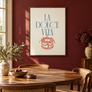 La Dolce Vita – Rode Feesttaart in een gezellige eetkamer met bordeauxrode muur, ovale houten tafel en zacht daglicht