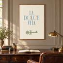 La Dolce Vita – Groene Vintage Sleutel in een klassieke studeerkamer met taupe muur, donkerhouten bureau en koperen lamp