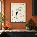 La Dolce Vita – Wijn Schenken in een moderne keuken met terracottakleurige muur, zwarte kastjes en stenen werkblad