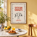 Sicilian Sundays – Citroenen op Schaal in een zonnige ontbijtplek met zachtgele muur, witte bistrotafel en houten stoel