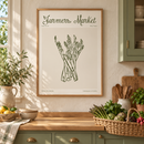 Farmers Market Paris – Groene Asperges in een landelijke keuken met saliegroene kastjes, eiken werkblad en een mand groenten