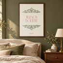 Maison Bohème – Groene Ornamenten en Rode Letters in een klassieke slaapkamer met olijfgroene wand, beige linnen beddengoed, houten nachtkastje en walnootkleurige lijst
