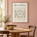 Maison Bohème – Groen Bord en Bestek in een Franse eetkamer met lichtroze wand, ronde eiken eettafel, donkerhouten stoelen en eiken lijst
